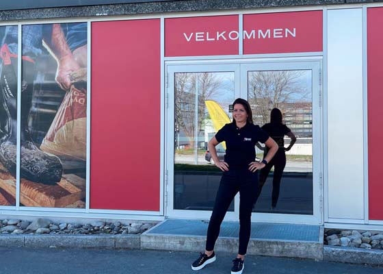 Butikksjef Elisabeth Shannon Malin foran Ahlsell Trondheim, avd Bekken & Strøm