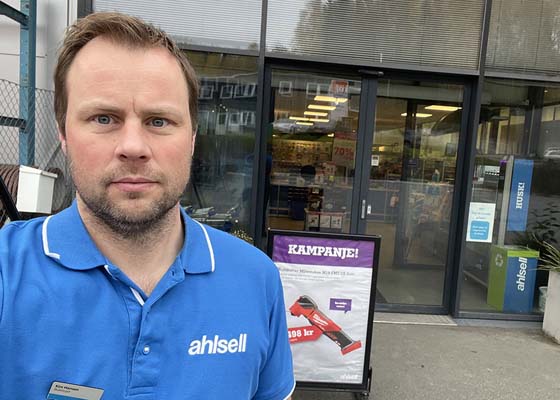 Butikksjef Kim Øystein Hansen foran Ahlsells butikk på Gjøvik