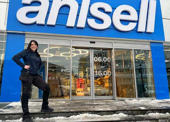 Butikksjef Elisabeth Helene Ingvaldsen foran Ahlsells butikk på Ryen
