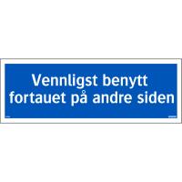 Skilt Systemtext "Vennligst benytt fortauet på andre siden"